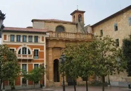 Vista exterior de Piso en venta en Oviedo  con Calefacción y Trastero