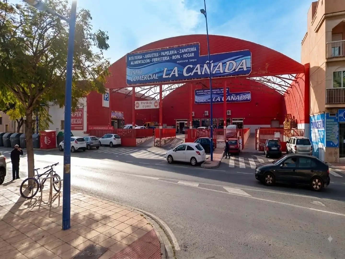 Vista exterior de Pis en venda en Almería amb Terrassa