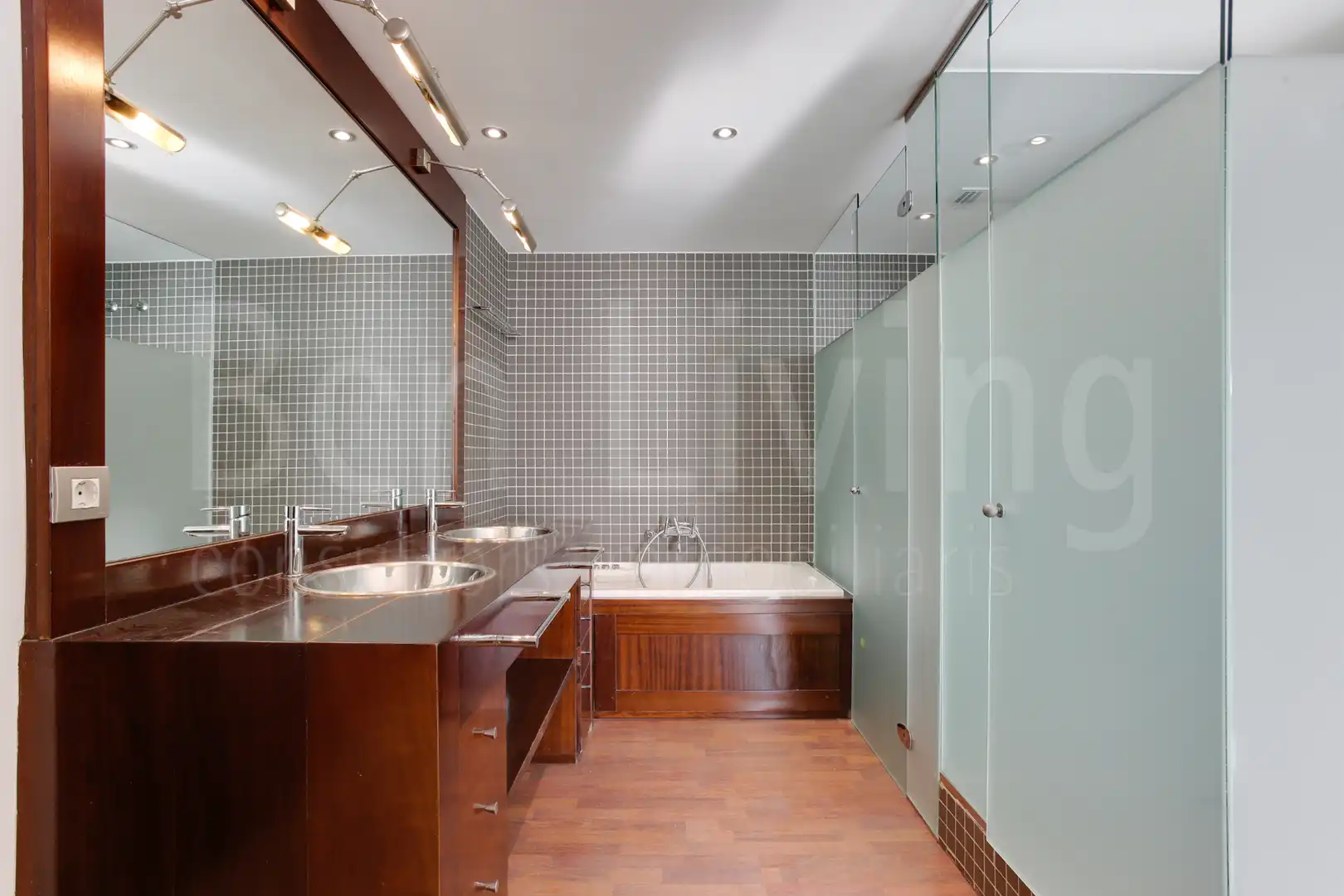 Baño de Piso de alquiler en Barcelona con Aire acondicionado, Terraza y Trastero