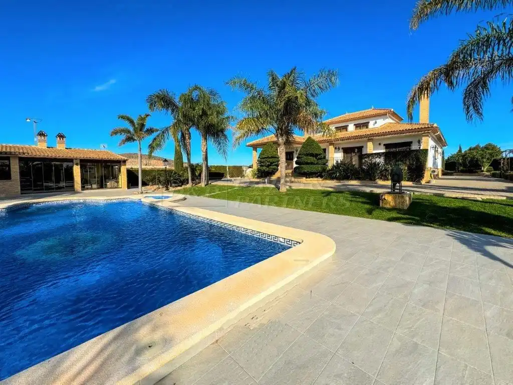 Vista exterior de Casa o xalet en venda en Orihuela amb Aire condicionat, Jardí privat i Traster