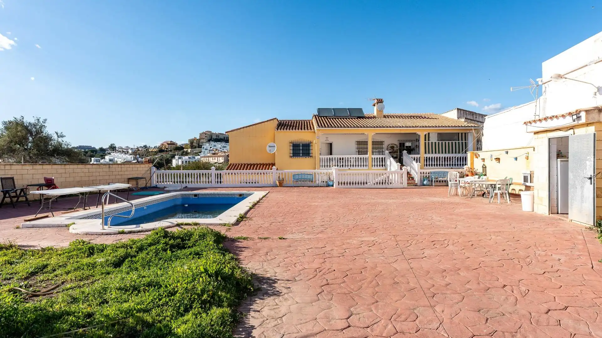Vista exterior de Casa o chalet en venta en Rincón de la Victoria con Jardín privado, Terraza y Piscina
