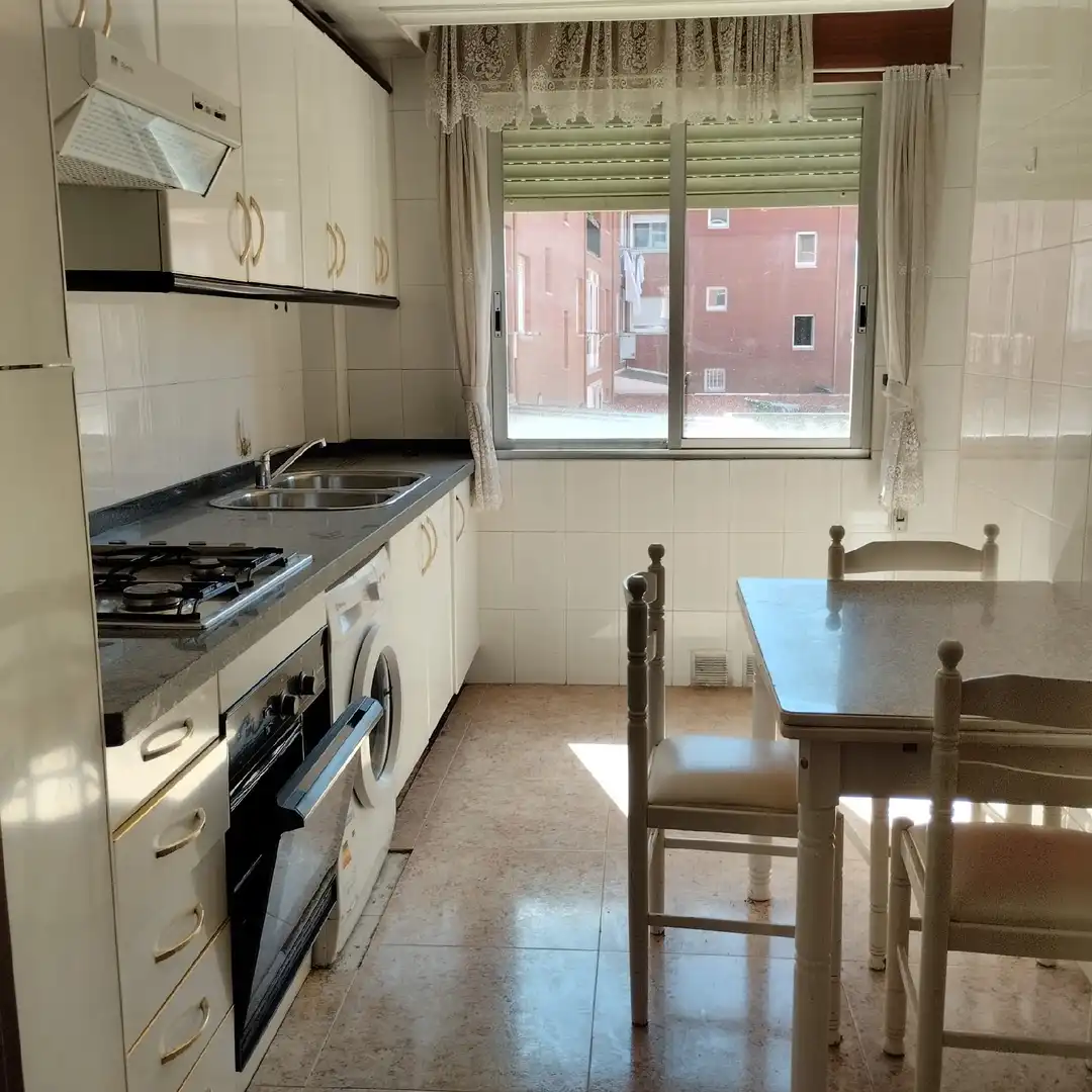 Cocina de Piso en venta en La Bañeza  con Calefacción y Amueblado