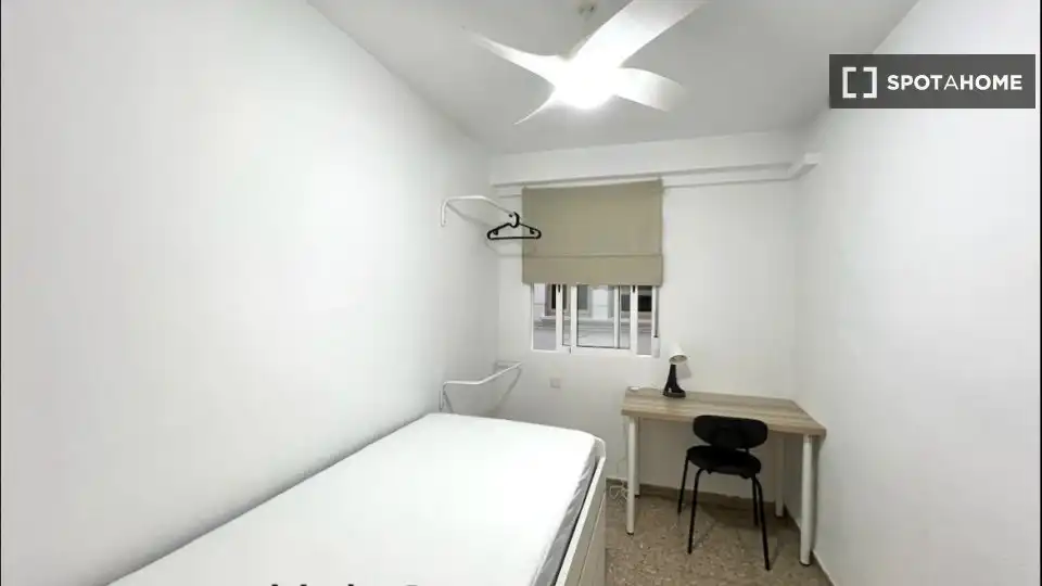 Habitación de Piso de alquiler en Valencia con Aire acondicionado, Calefacción y Amueblado
