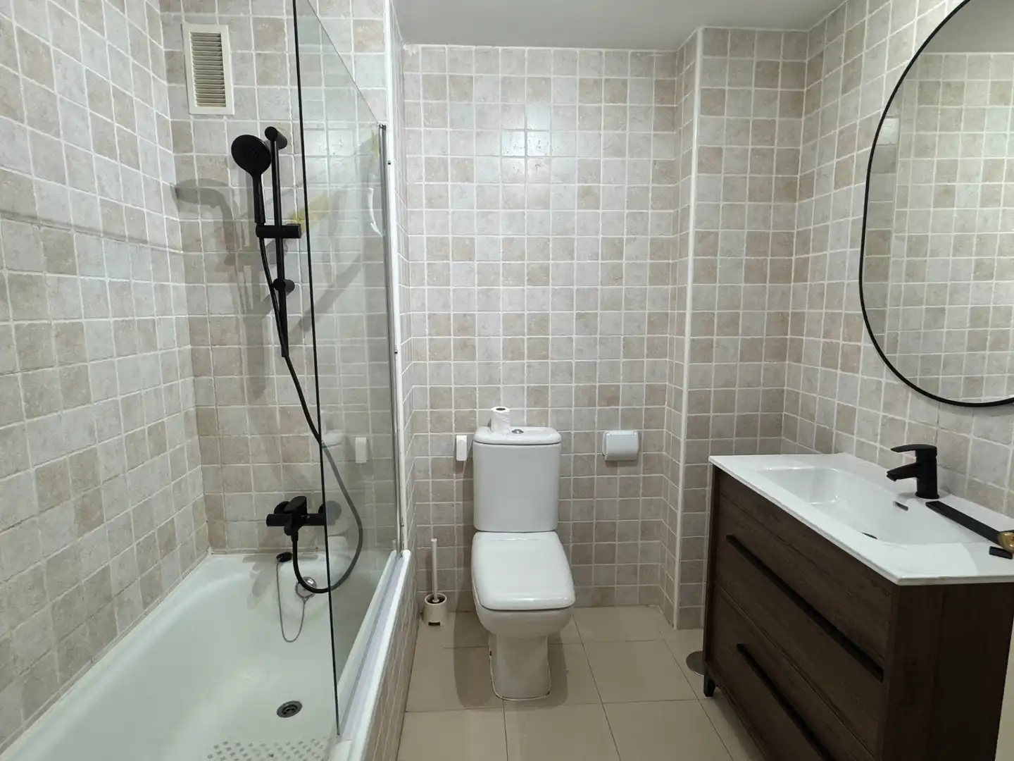 Badezimmer von Erdgeschoss zum Verkauf in Marbella mit Klimaanlage, Privatgarten und Abstellraum