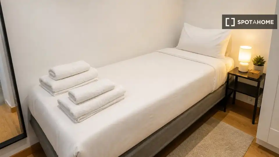 Habitación de Piso para compartir en Madrid con Aire acondicionado, Calefacción y Amueblado