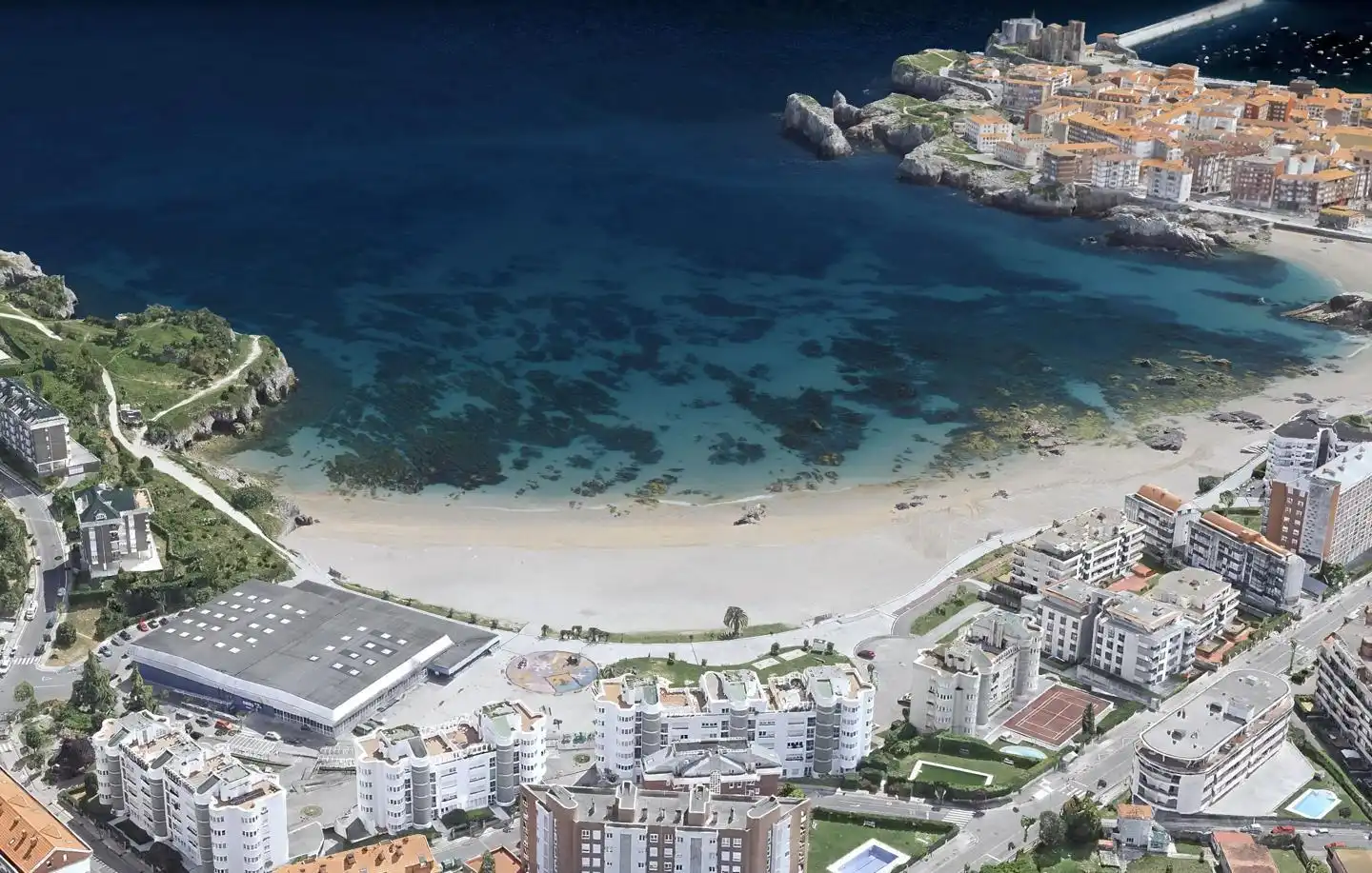 Vista exterior de Piso en venta en Castro-Urdiales con Calefacción, Parquet y Piscina comunitaria