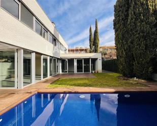 Vista exterior de Casa o xalet de lloguer en Sant Cugat del Vallès amb Aire condicionat, Calefacció i Jardí privat