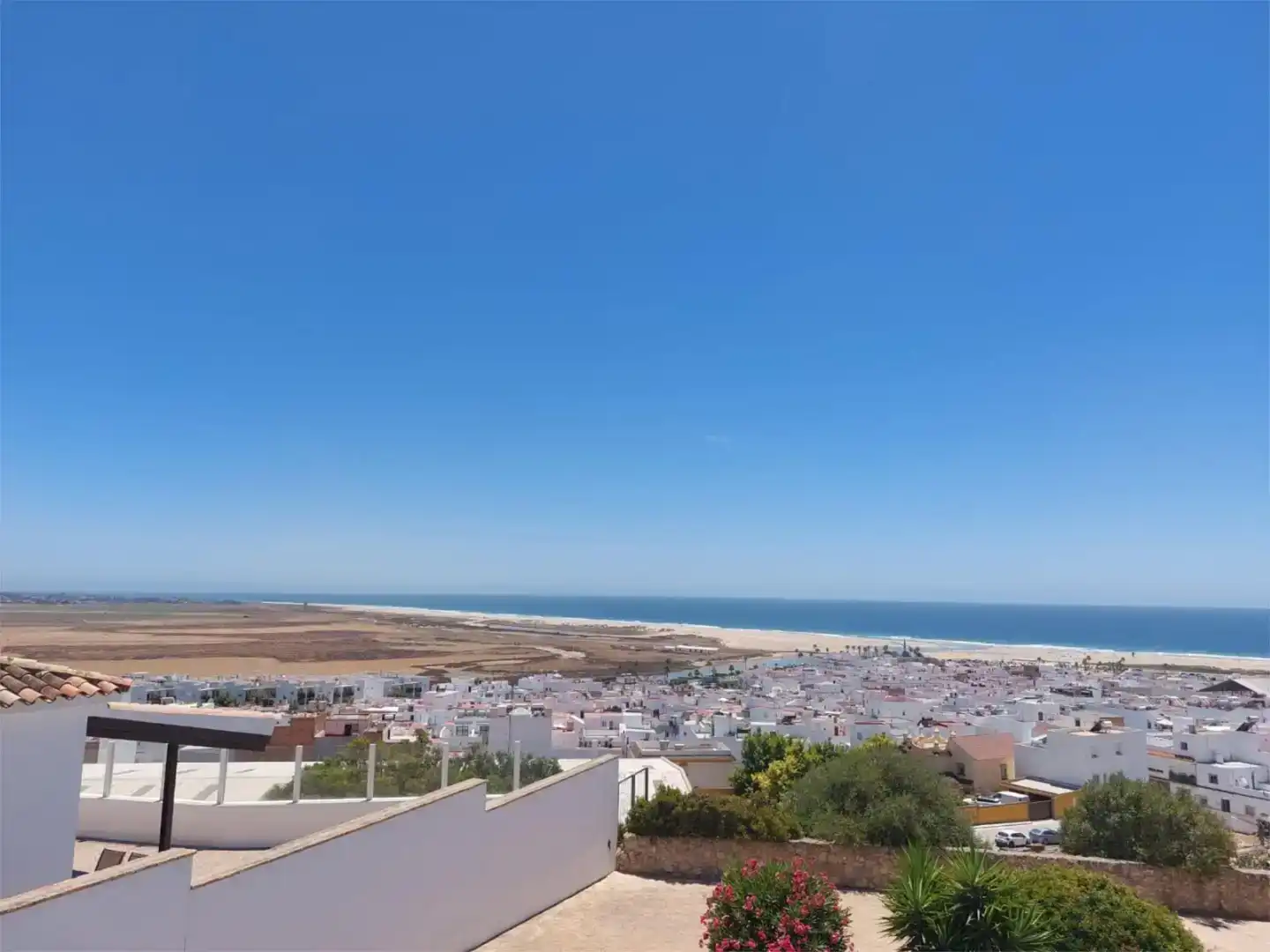 Vista exterior de Casa adosada de lloguer en Conil de la Frontera amb Balcó