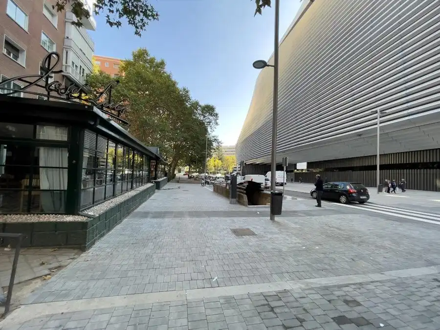 Vista exterior de Local de lloguer en Madrid amb Aire condicionat