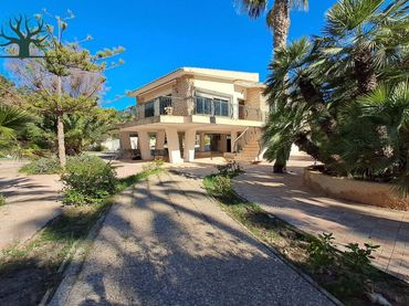 Chalet con balcón en venta en Avenida PONIENTE
