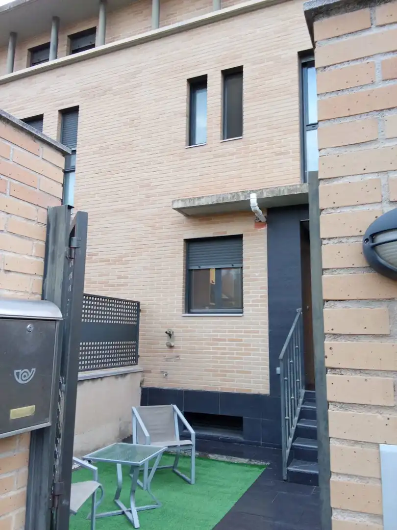 Außenansicht von Einfamilien-Reihenhaus zur Miete in Utebo mit Terrasse, Schwimmbad und Möbliert
