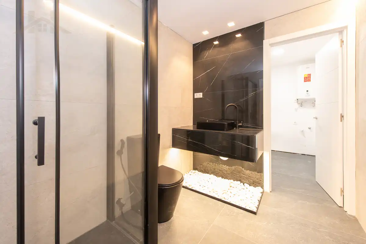 Badezimmer von Wohnungen zum Verkauf in San Sebastián de los Reyes mit Klimaanlage