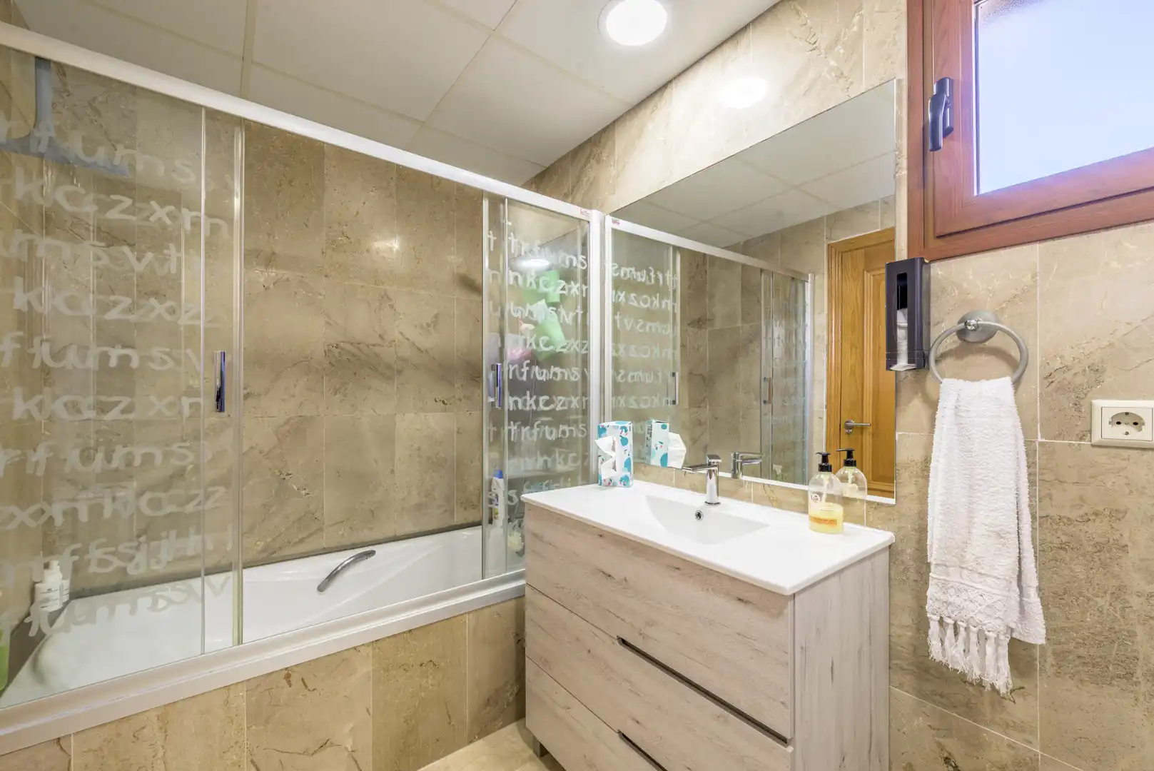 Bany de Apartament en venda en Mijas amb Aire condicionat, Terrassa i Piscina