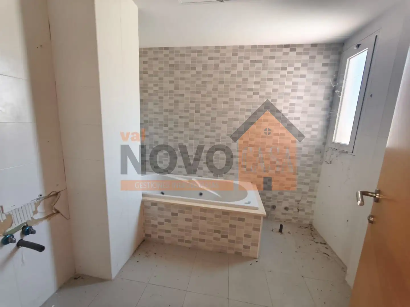 Bathroom of Houses for sale in Chiva  with Storage room and Swimming Pool