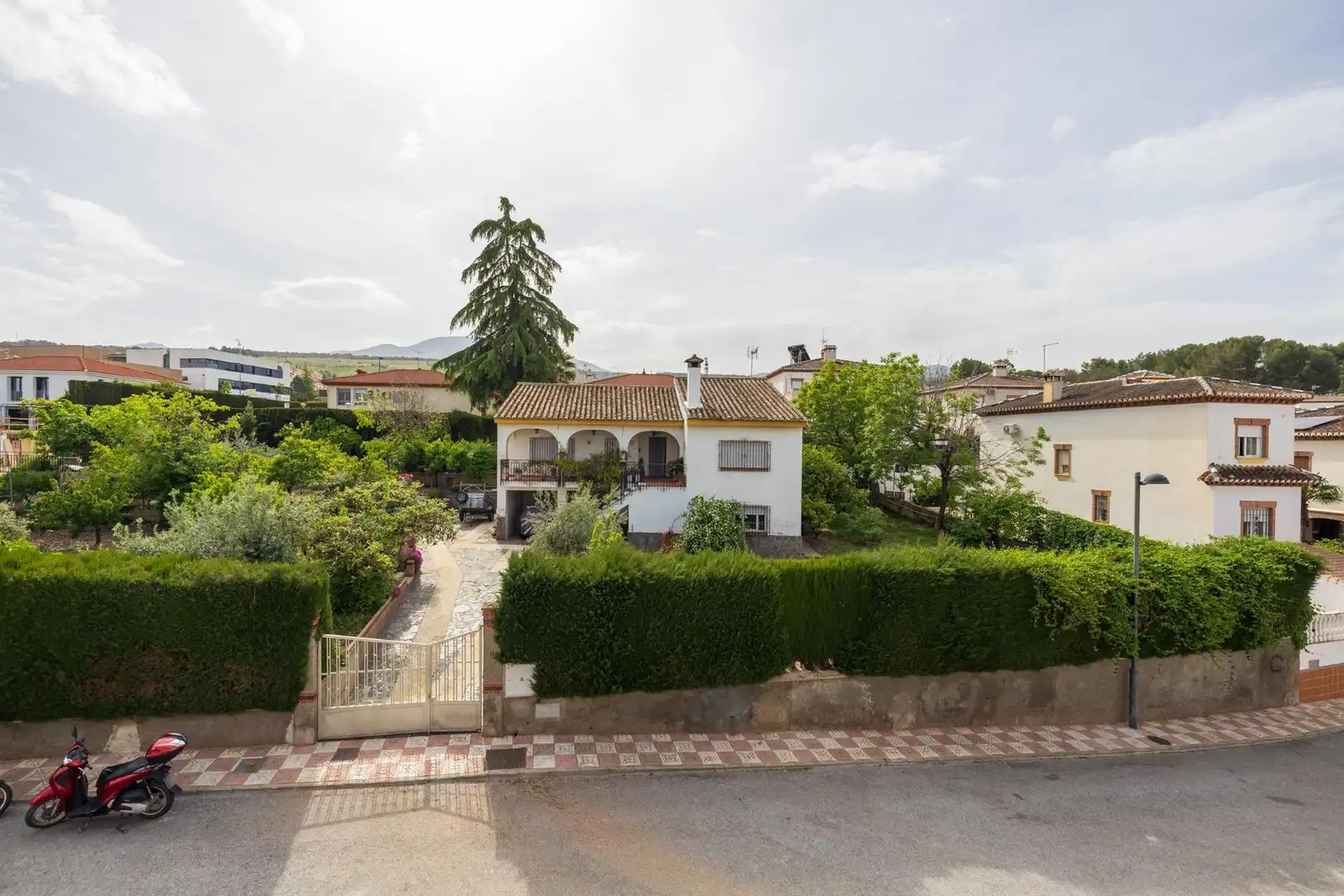 Vista exterior de Casa adosada en venda en La Zubia amb Calefacció, Terrassa i Traster