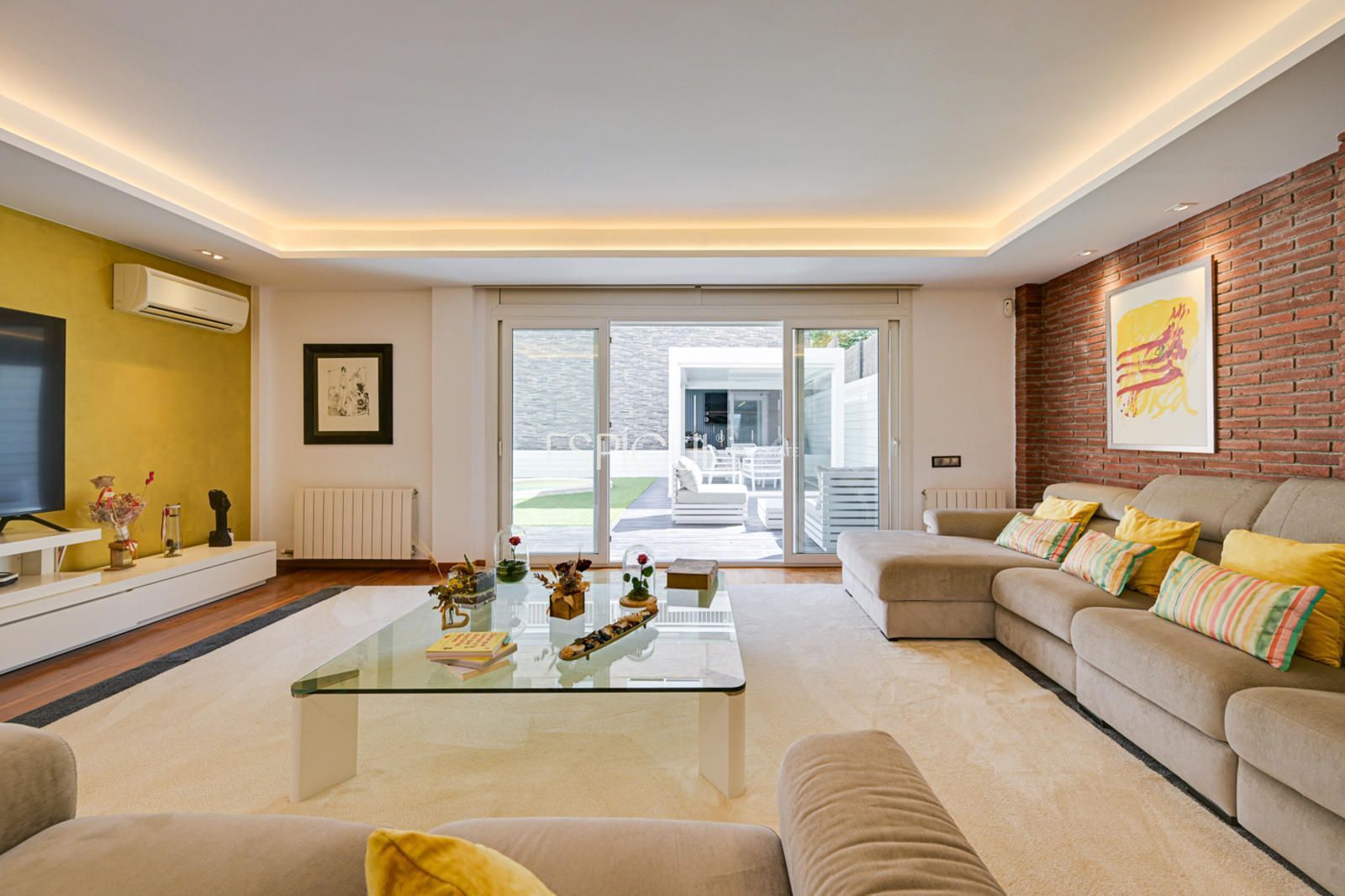 Living room of Single-family semi-detached for sale in Sant Quirze del Vallès  with Air Conditioner, Heating and Parquet flooring