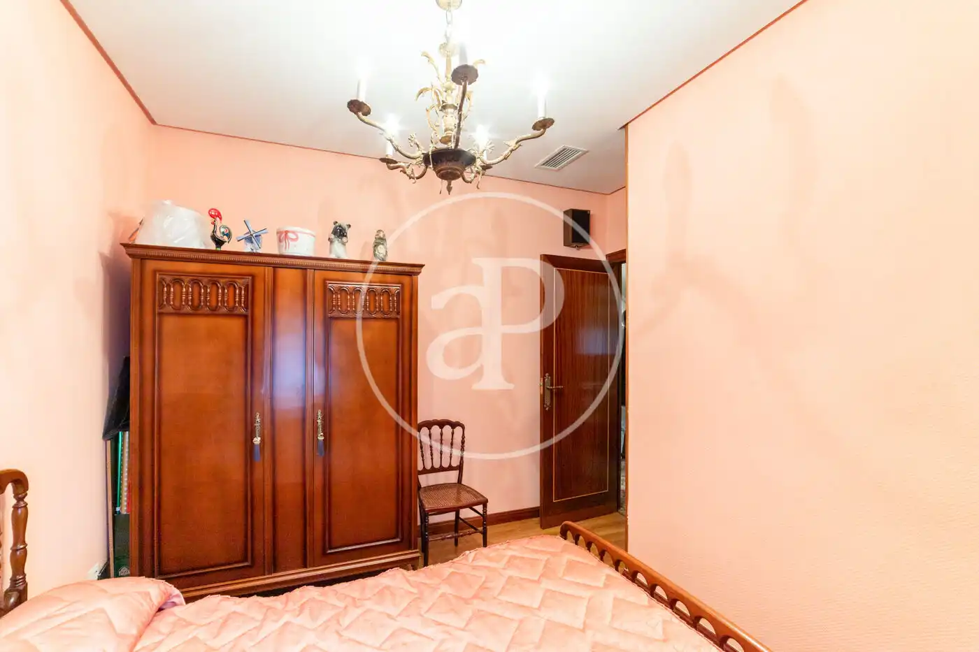 Dormitori de Casa adosada en venda en Madrid amb Aire condicionat, Calefacció i Jardí privat