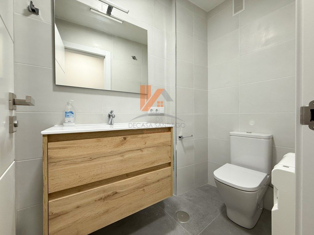 Bathroom of Apartment for sale in Santiago de Compostela 