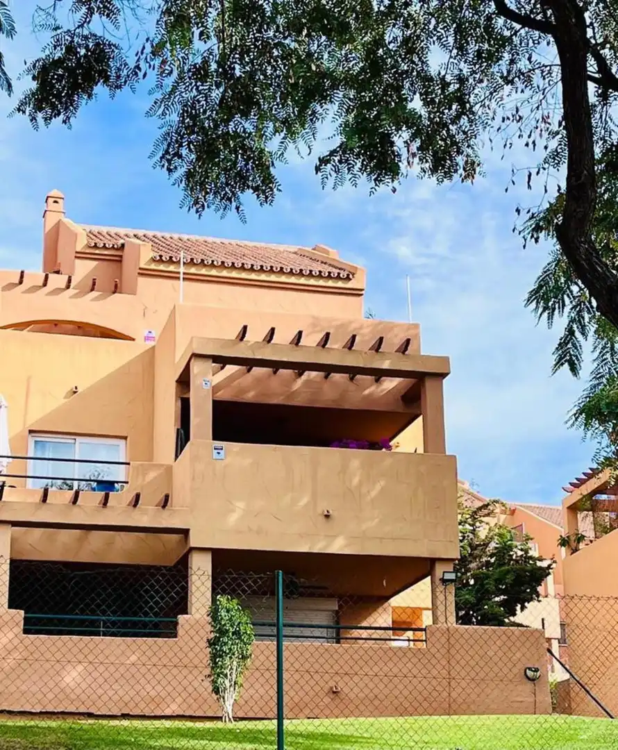 Vista exterior de Àtic en venda en Marbella amb Aire condicionat, Terrassa i Piscina