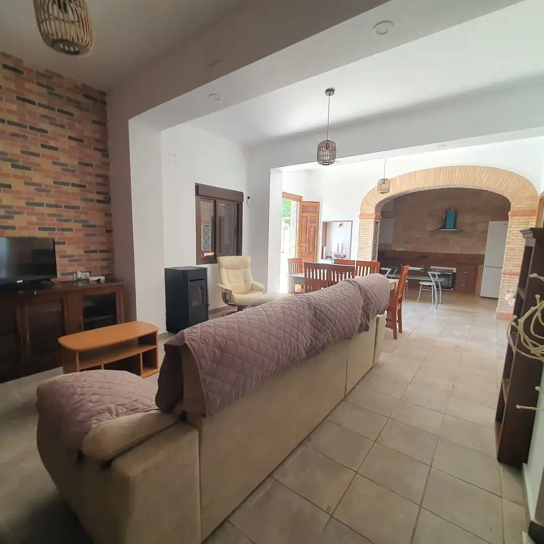Sala d'estar de Finca rústica en venda en Brenes amb Aire condicionat, Calefacció i Jardí privat