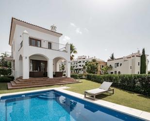 Jardí de Casa o xalet de lloguer en Estepona amb Aire condicionat, Terrassa i Piscina