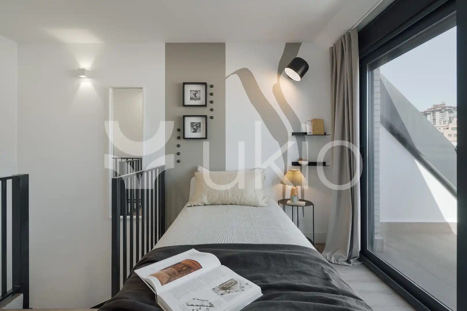 Dormitori de Apartament de lloguer en Madrid amb Calefacció, Terrassa i Moblat