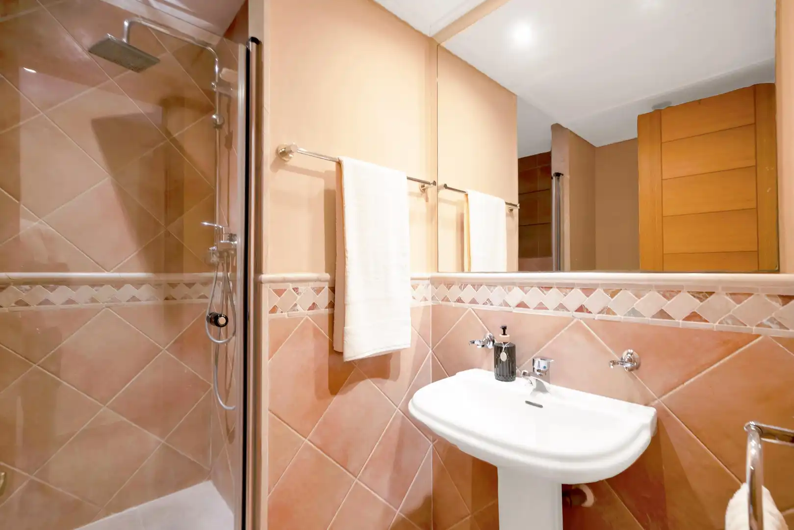 Badezimmer von Wohnungen zur Miete in Marbella mit Klimaanlage, Heizung und Privatgarten