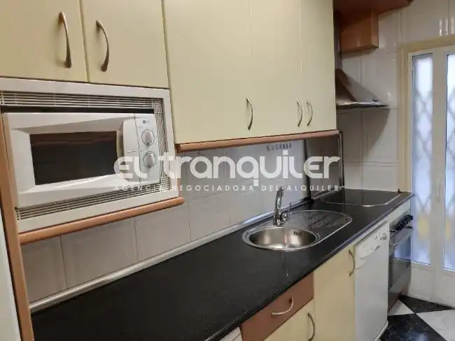 Cuina de Pis de lloguer en Madrid amb Aire condicionat, Terrassa i Moblat