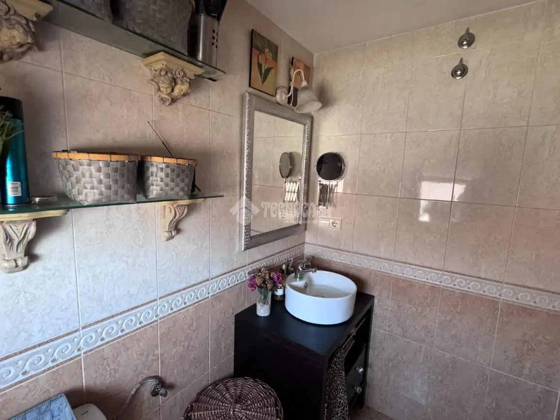 Baño de Casa adosada en venta en Valdefresno con Calefacción, Parquet y Piscina comunitaria