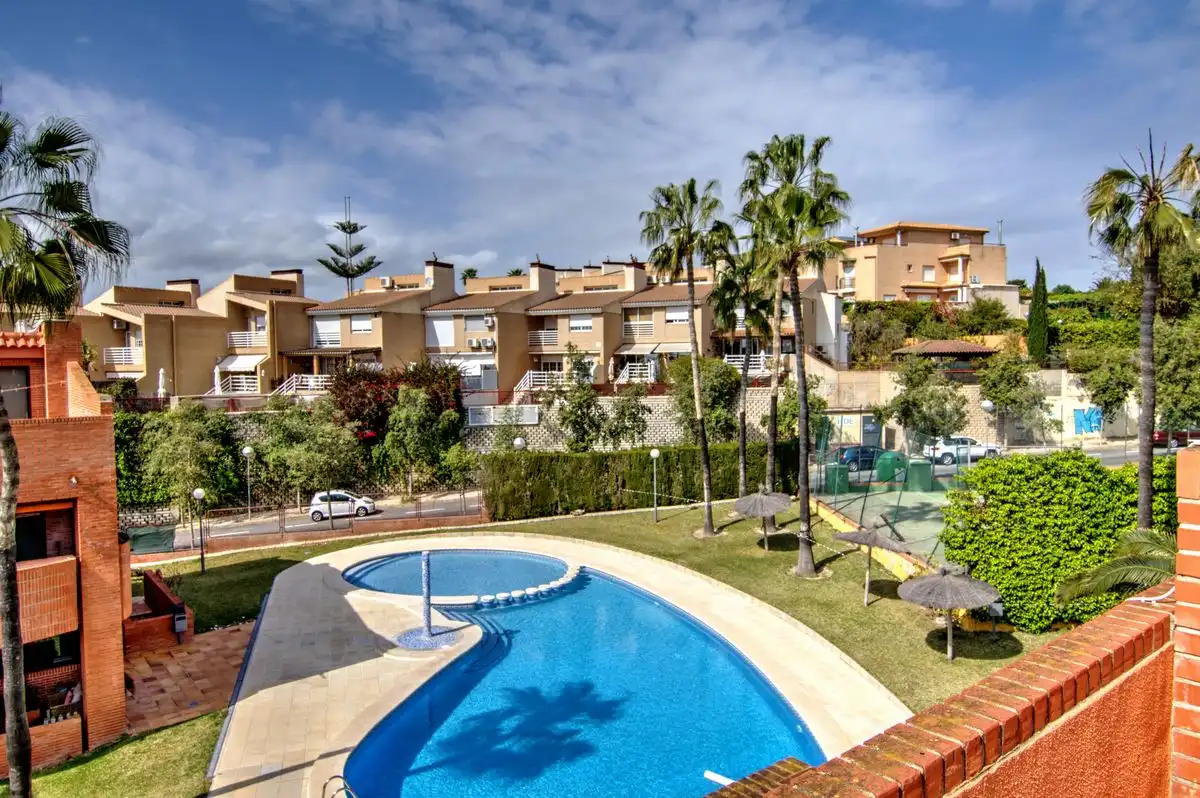 Casa aparellada amb terrassa en venda a Carrer de la Boga