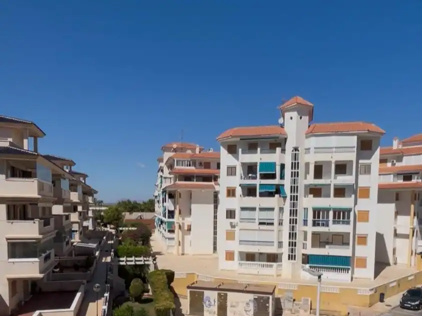 Vista exterior de Pis en venda en Torrevieja amb Aire condicionat i Balcó