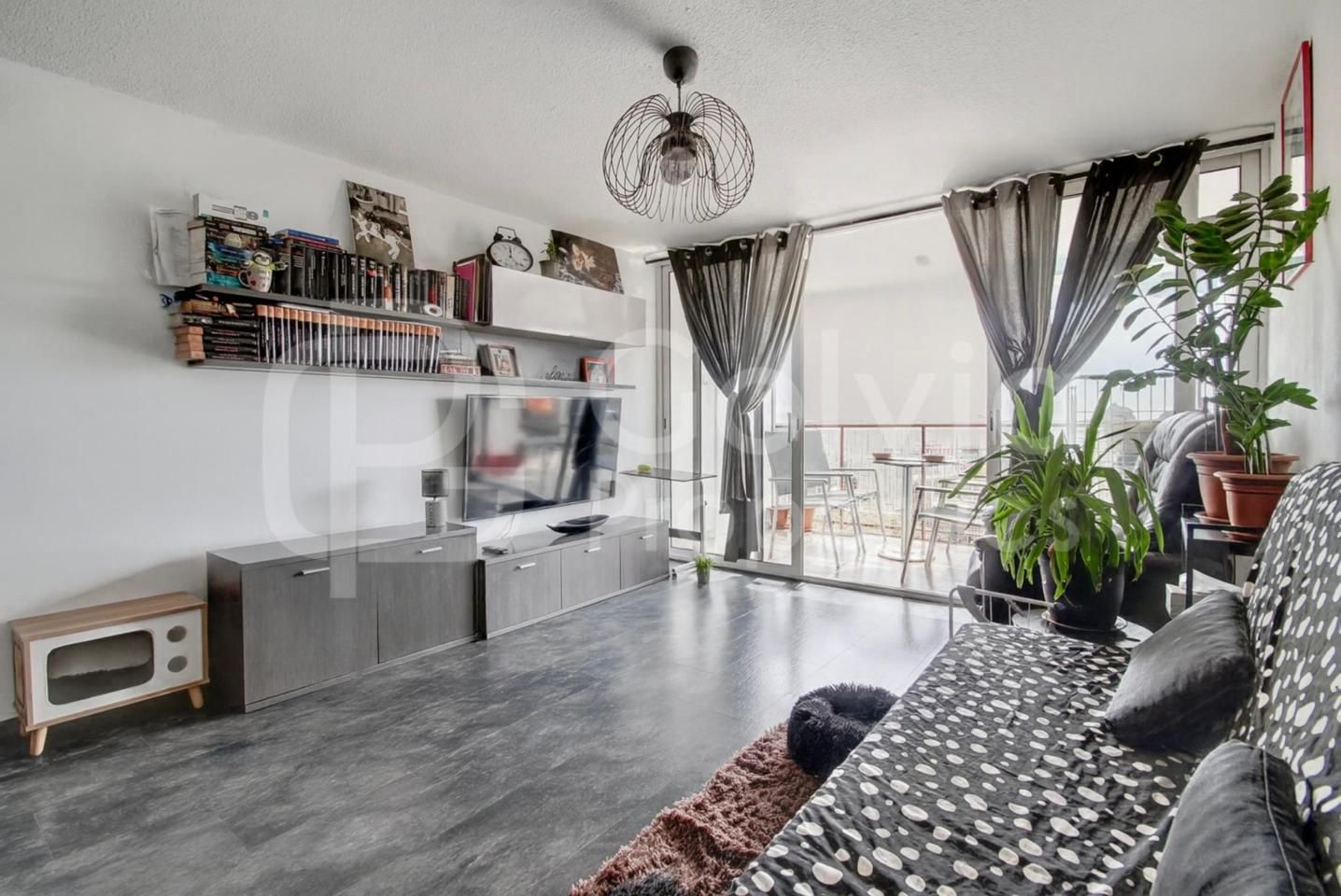 Sala d'estar de Pis en venda en L'Hospitalet de Llobregat amb Parquet i Balcó