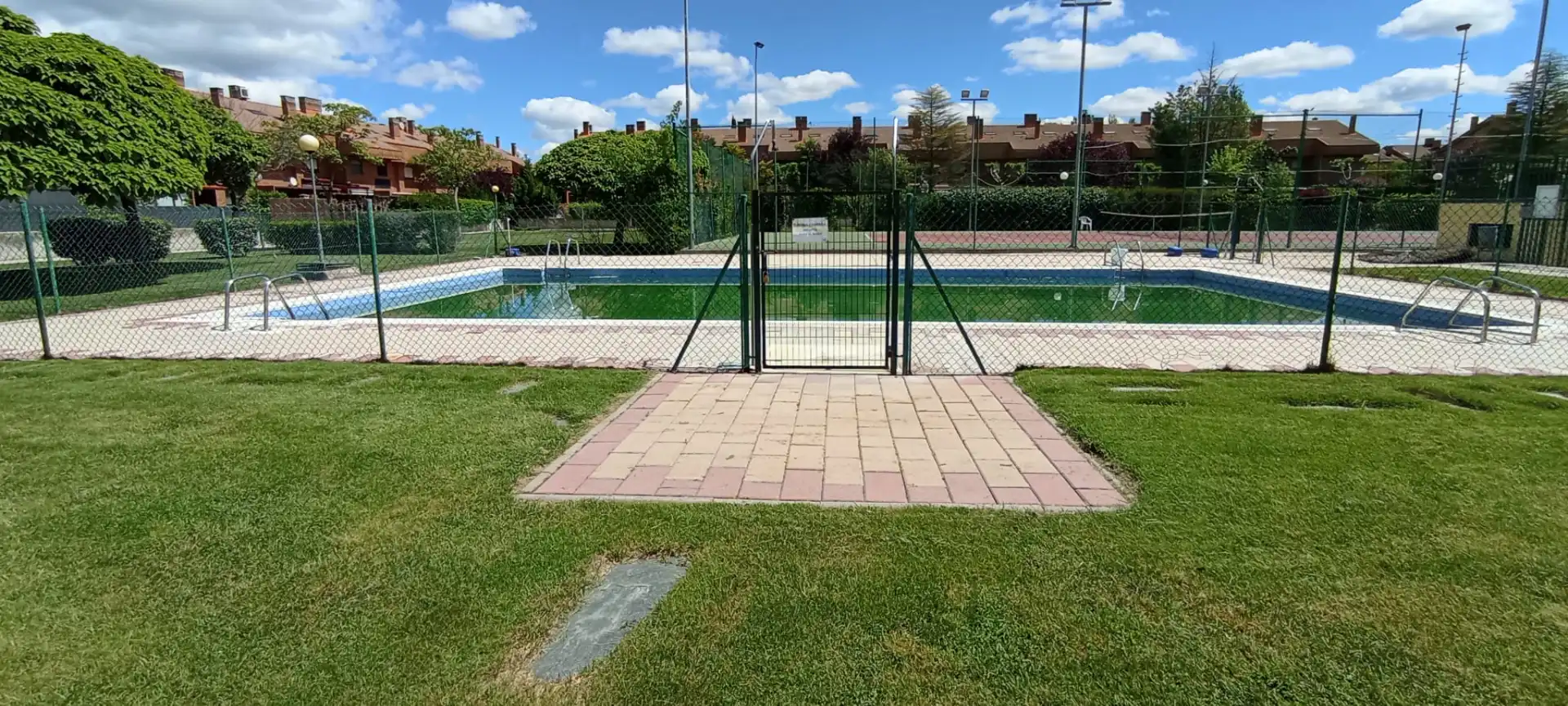 Piscina de Casa adosada en venda en Simancas amb Calefacció, Jardí privat i Parquet