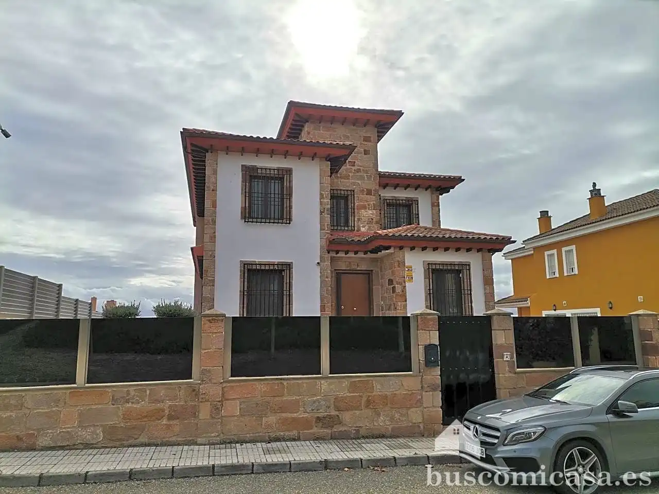 Vista exterior de Casa o xalet en venda en Linares amb Aire condicionat, Calefacció i Terrassa