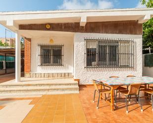 Vista exterior de Casa o xalet en venda en Torrevieja amb Aire condicionat, Jardí privat i Terrassa