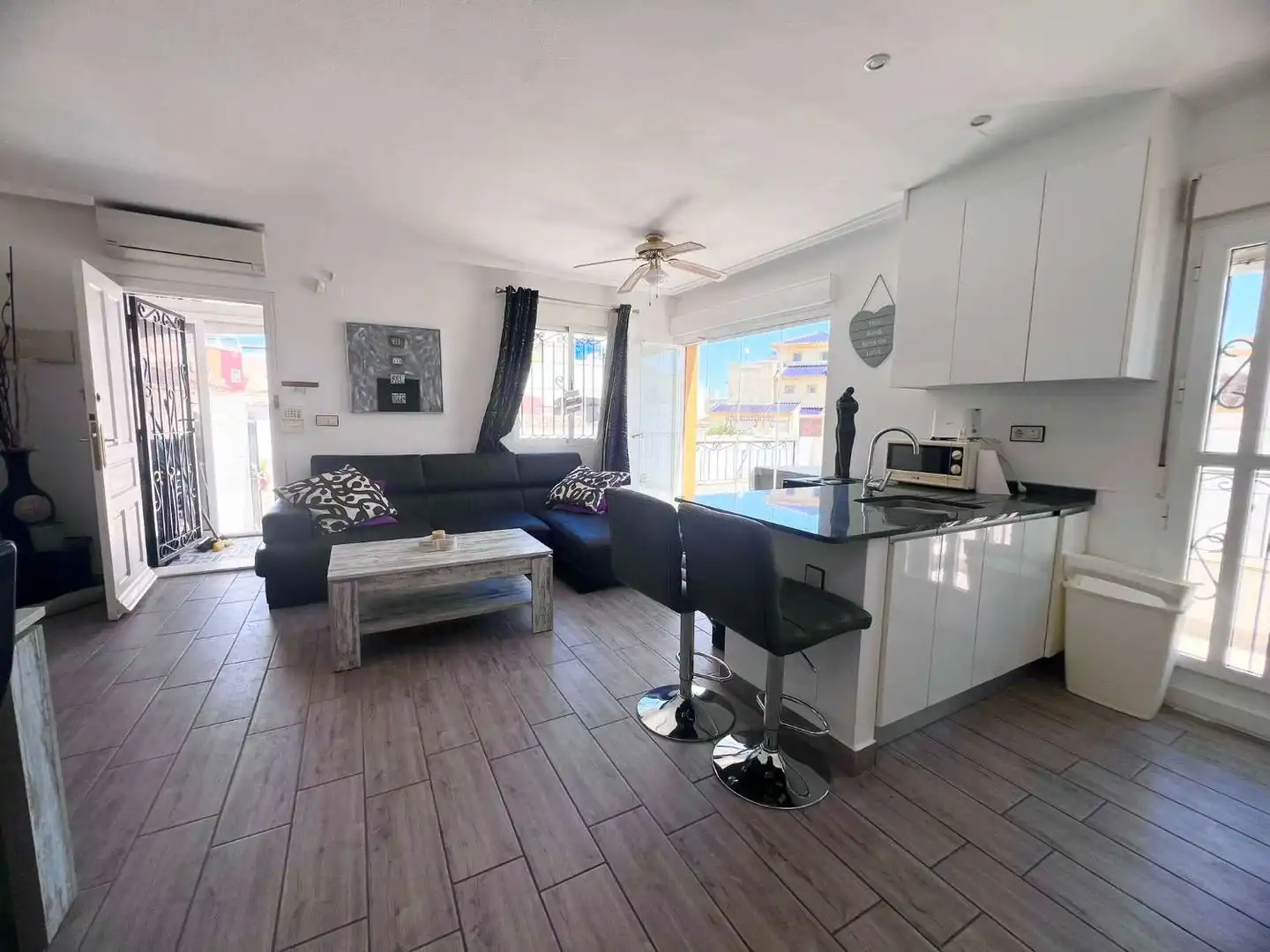 Wohnzimmer von Einfamilien-Reihenhaus zum Verkauf in Torrevieja mit Klimaanlage, Terrasse und Schwimmbad