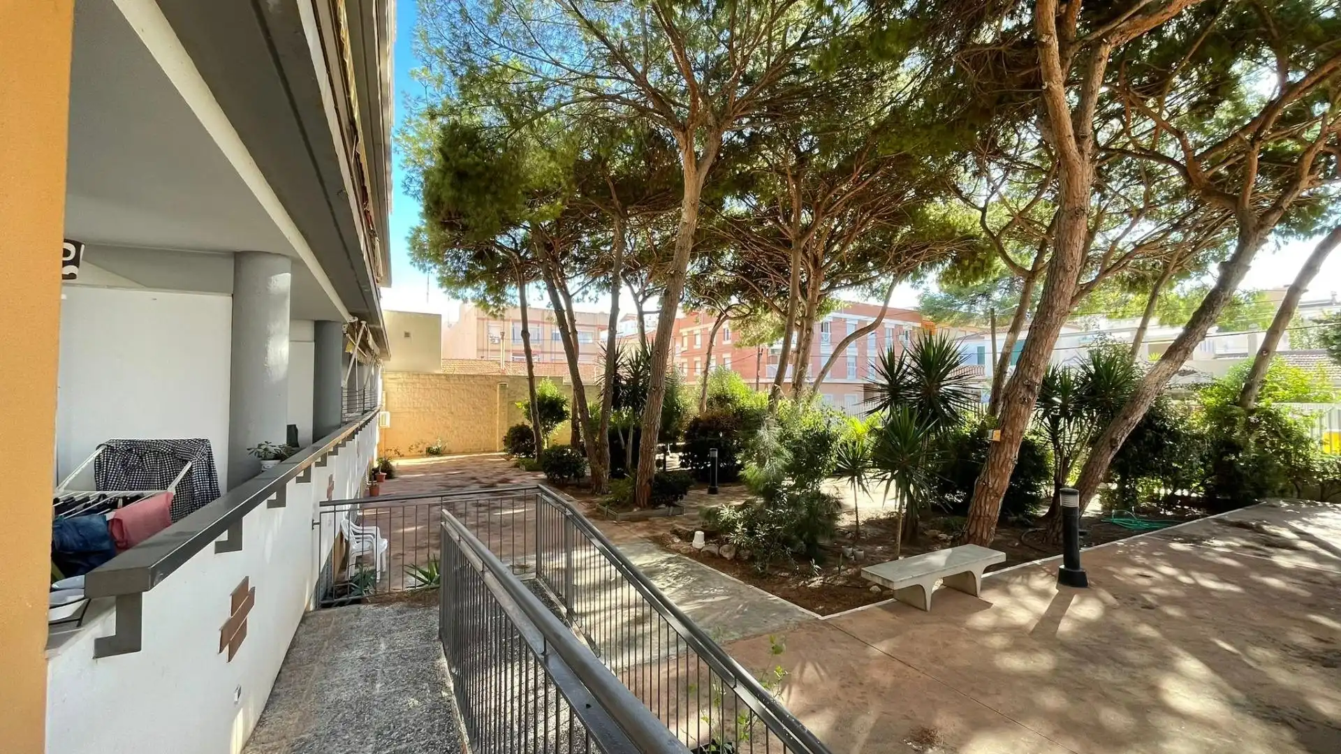 Außenansicht von Erdgeschoss zum Verkauf in San Pedro del Pinatar mit Privatgarten, Terrasse und Balkon