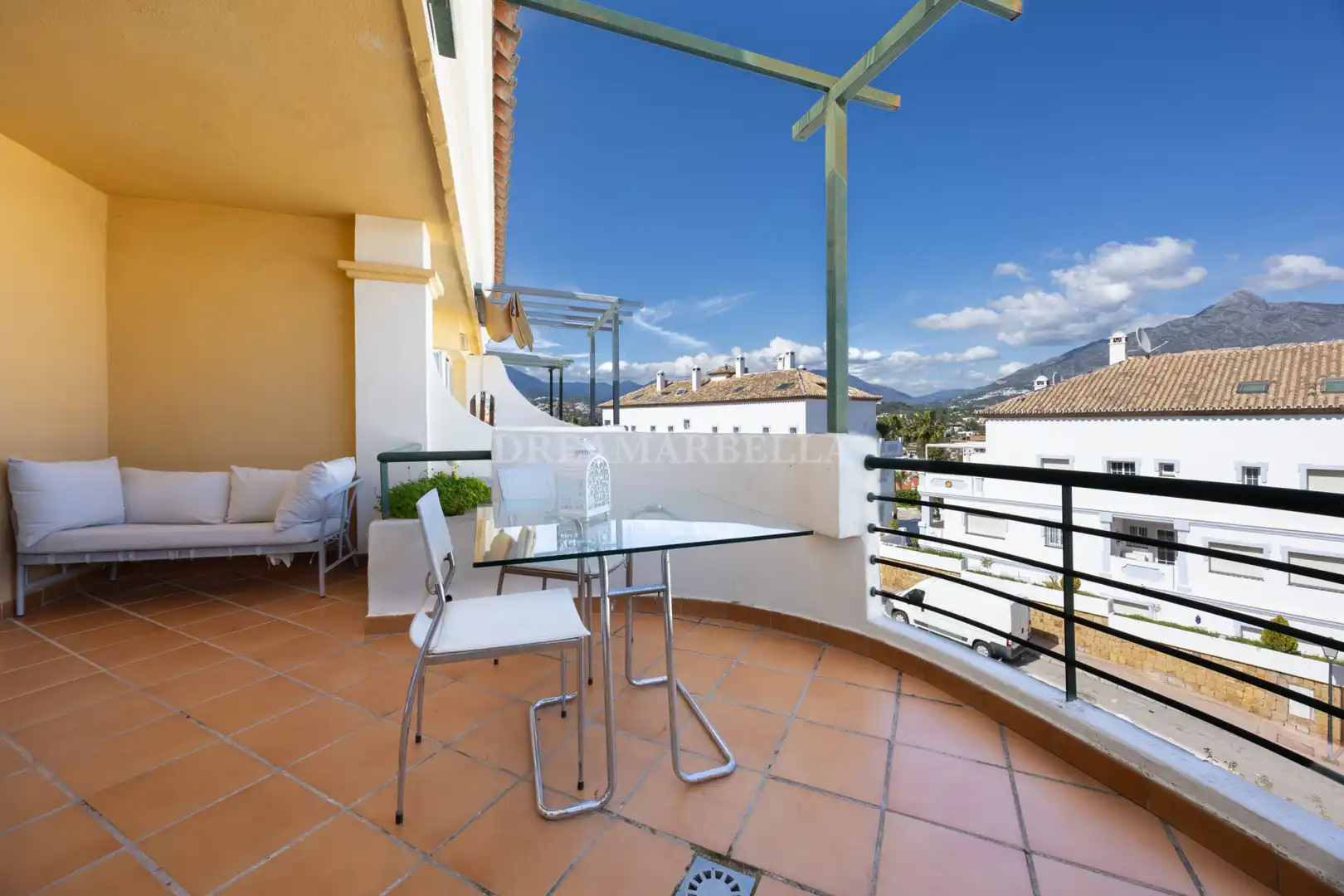 Vista exterior de Apartament en venda en Marbella amb Aire condicionat, Terrassa i Piscina