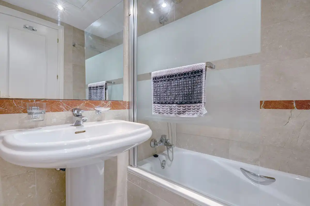 Bany de Àtic en venda en Casares amb Aire condicionat, Terrassa i Moblat