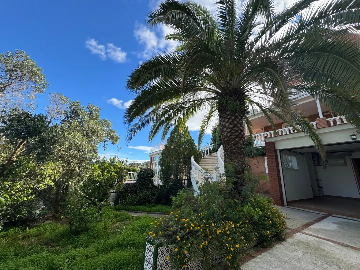 Vista exterior de Casa o xalet en venda en Alhaurín de la Torre amb Aire condicionat, Calefacció i Jardí privat