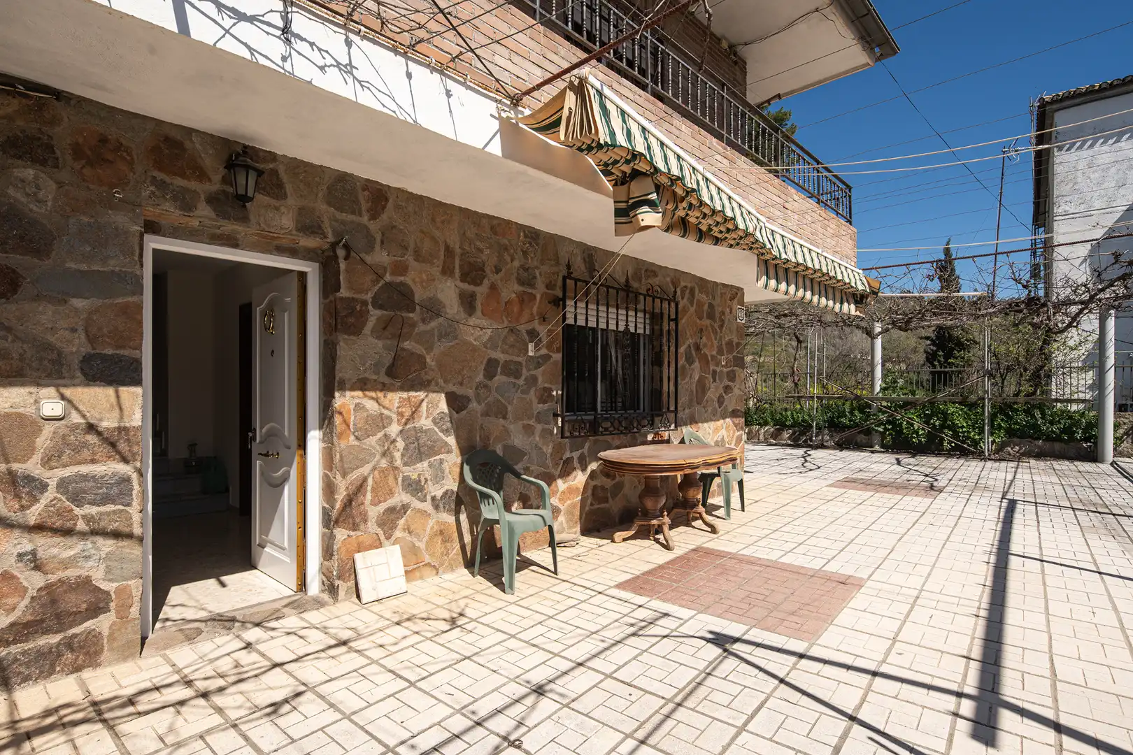 Terrasse von Einfamilien-Reihenhaus zum Verkauf in Granada mit Klimaanlage, Privatgarten und Terrasse