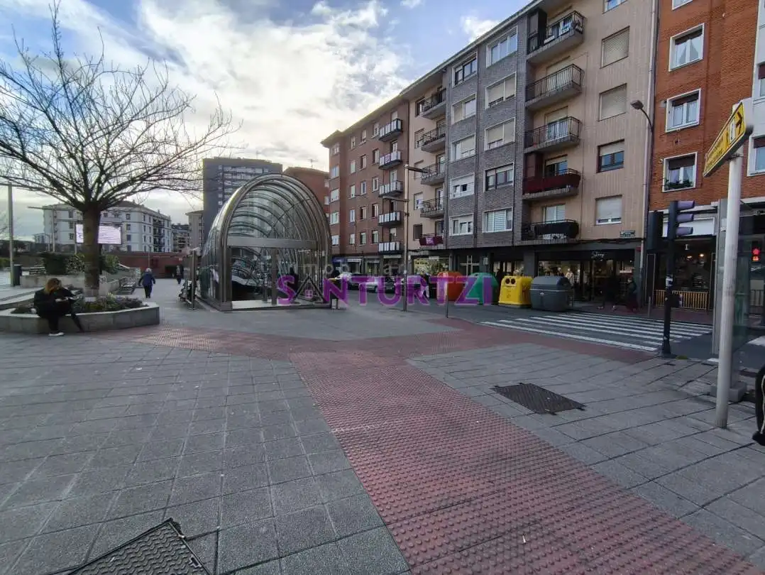 Vista exterior de Local de alquiler en Santurtzi 