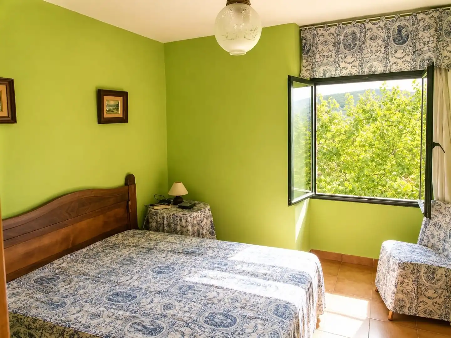 Habitación de Finca rústica en venta en Valle de Losa con Jardín privado, Amueblado y Alarma