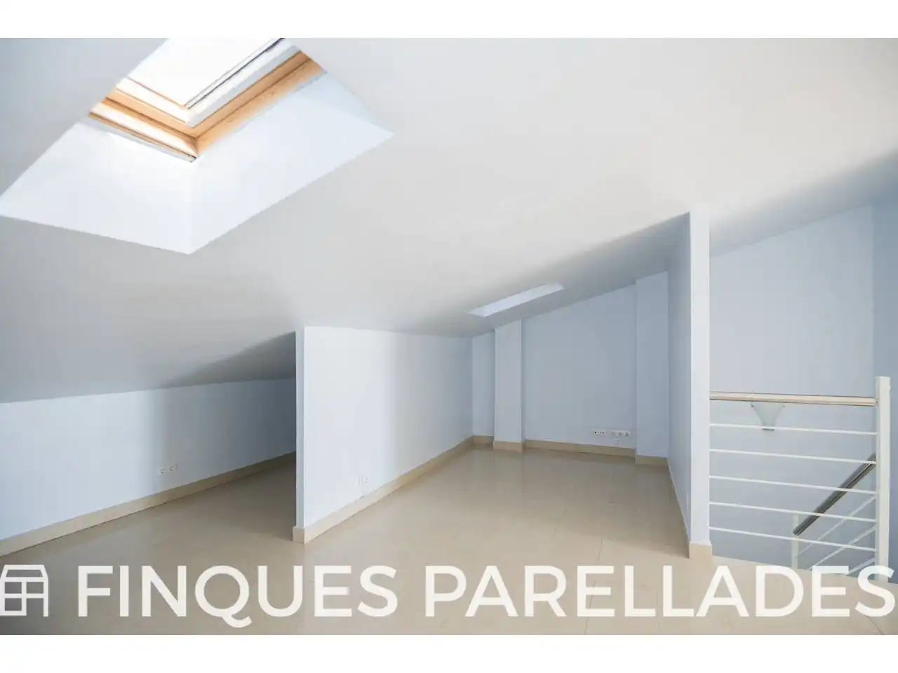 Schlafzimmer von Dachboden zum Verkauf in Sitges mit Heizung, Terrasse und Abstellraum