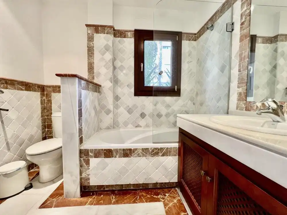 Bathroom of Ground floor for rent in Marbella  with Air Conditioner, Private garden and Terrace