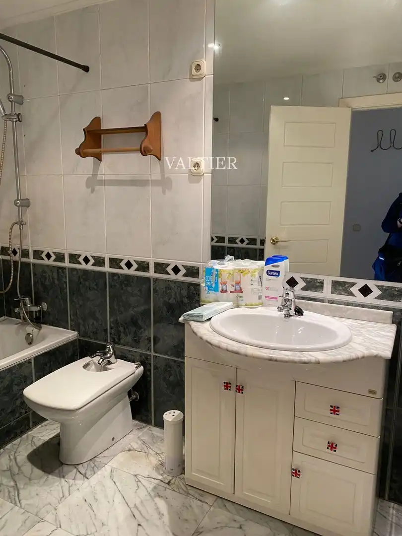 Bany de Pis de lloguer en Madrid amb Aire condicionat, Piscina i Moblat