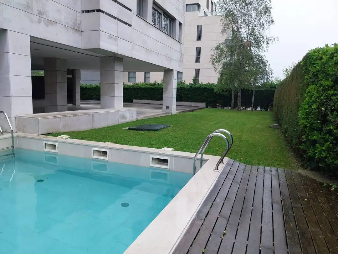 Schwimmbecken von Wohnung zur Miete in Santander mit Heizung, Privatgarten und Abstellraum