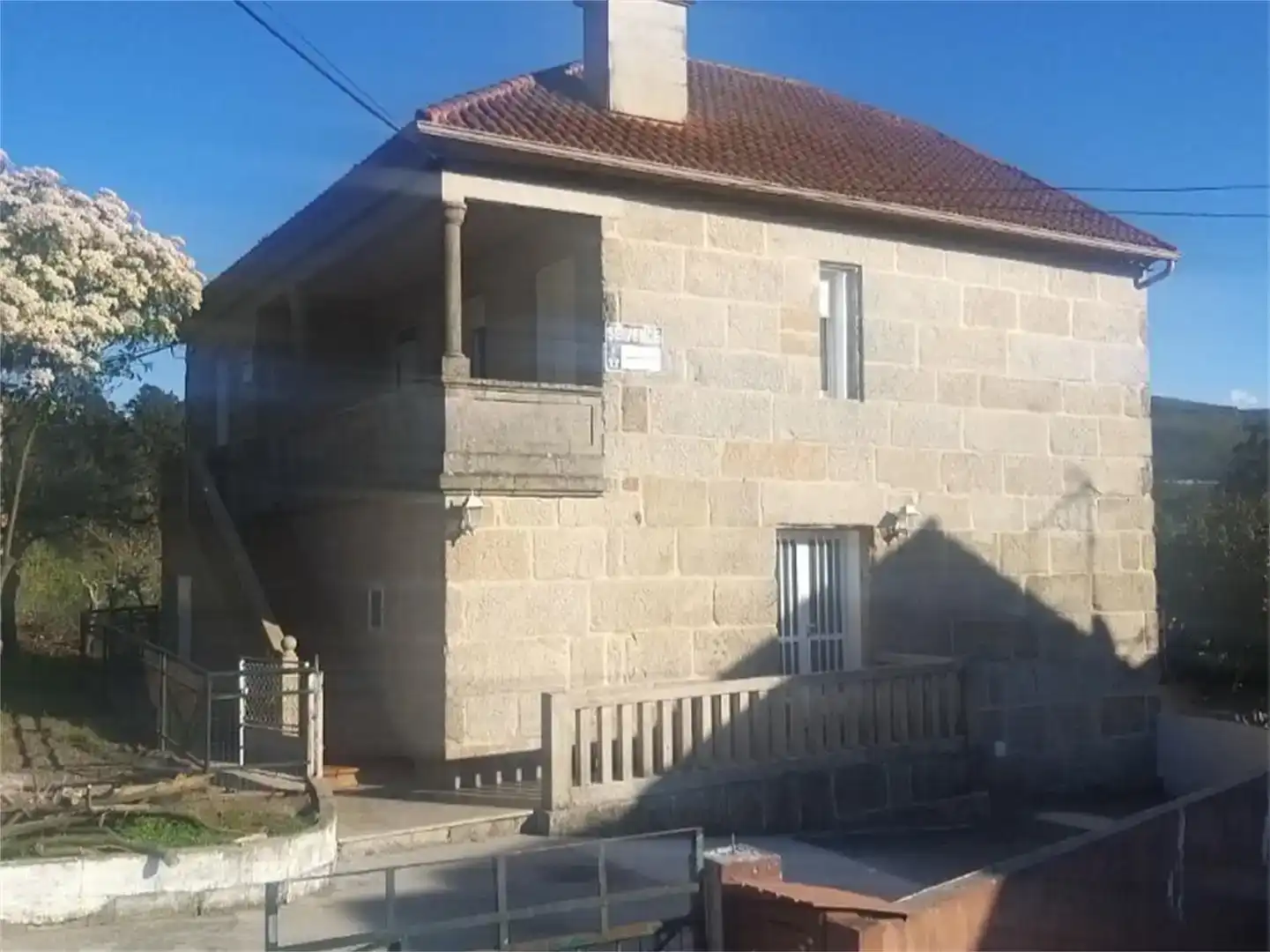 Vista exterior de Casa o xalet en venda en Pontevedra Capital  amb Jardí privat, Parquet i Traster