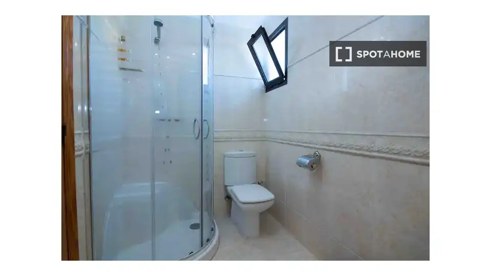 Baño de Piso de alquiler en La Pobla de Vallbona con Aire acondicionado, Calefacción y Amueblado