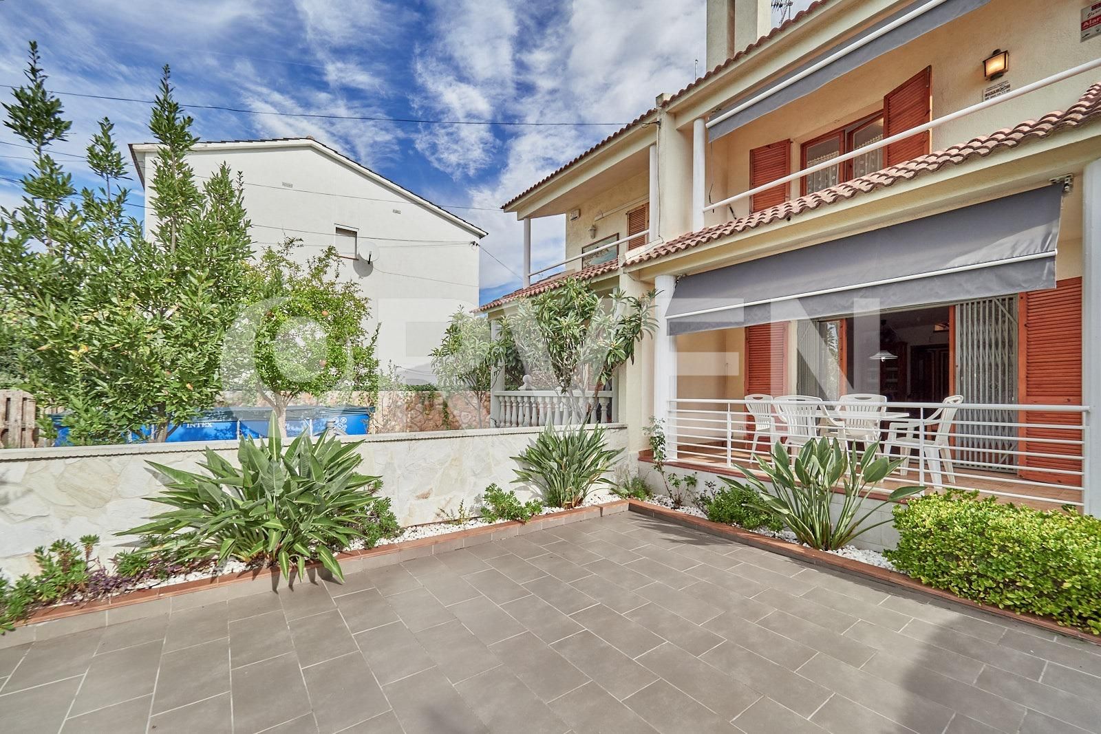 Vista exterior de Casa adosada en venda en Torredembarra amb Aire condicionat, Calefacció i Jardí privat